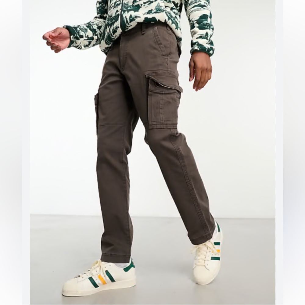 Hollister Men’s slim fit heritage cargo pants in dark brown
